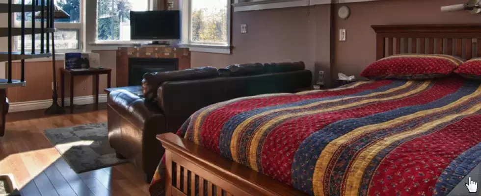 Family B&B Suite kitchenette, fireplace, private balcony